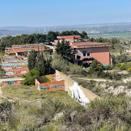 El Casino Montesblancos, situado sobre una loma de la estepa en Alfajarín, lleva dos décadas cerrado.