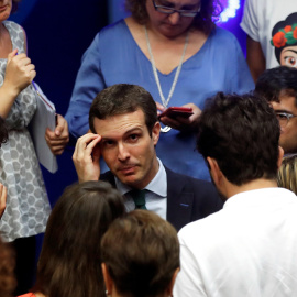 El presidente del PP y diputado por Ávila, Pablo Casado, habla con los periodistas tras su comparecencia en la sede del partido tras conocerse que la jueza ha pedido al Tribunal Supremo al considerar que existen "indicios" de delito por su máster.EFE/Ch