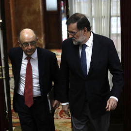 El presidente del Gobierno, Mariano Rajoy, con el ministro de Hacienda, Cristóbal Montoro, en el Congreso de los Diputados. EFE