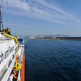 Vista del barco humanitario Aquariusmientras zarpa del puerto de Marsella, en Francia, ayer, 1 de agosto de 2018. El Aquarius, que estuvo en Valencia el 17 de junio para traer junto a otros barcos a 629 inmigrantes, retomó ayer su misión de salvamento e