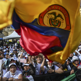 Seguidores del candidato Gustavo Petro ondean una banmdera de colombia en un mitin electoral en la Plaza Bolivar de Bogota. AFP/Juan Barreto