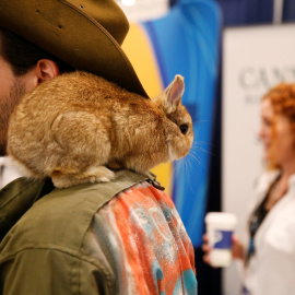 Un asistente permanece con un conejo en el hombro durante el Congreso Mundial del Cannabis en Nueva York, Estados Unidos. REUTERS / Lucas Jackson