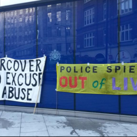 24/05/2022 - Imagen sobre las protestas de SpyCops tomada por una de las víctimas. En los carteles se lee: "La clandestinidad no es excusa para el abuso." Y "los espías de la policía fuera de las vidas".