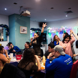 Una mujer canta en el bar Casa Blanca. REPORTAJE FOTOGRÁFICO: SANDRA BLANCO