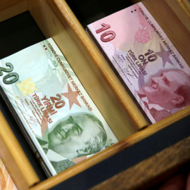 Billetes de liras turcas en una casa de cambio de moneda en Estambul. REUTERS/Murad Sezer