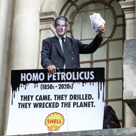 Un activista climático con una máscara que representa al CEO de Shell , Ben van Beurden, asiste a una protesta frente a la sede de la compañía en Londres.