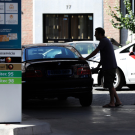 Un conductor pone gasolina en su vehículo en una gasolinera de Madrid. E.P./Jesús Hellín