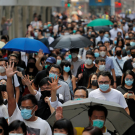 Cientos de personas marchan en el centro de Hong Kong para protestar contra los abusos policiales. / Reuters