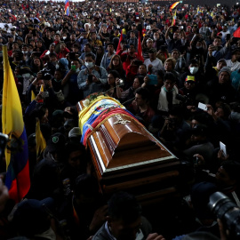 10/10/2019 -Manifestantes llevan el ataúd de un dirigente indígena que ha muerto en las protestas de Ecuador por las cargas policiales. / REUTERS - IVÁN ALVARADO