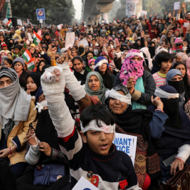 Los manifestantes tienen los ojos cubiertos con un parche durante una protesta para mostrar solidaridad con el estudiante universitario Jamia Millia Islamia que presuntamente perdió el ojo durante las protestas contra la nueva ley de ciudadanía, en Nuev