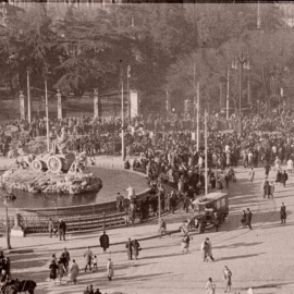 25/05/2022. Ciudadanos madrileños celebran la proclamación de la II República en la plaza de la Cibeles, a 14 de abril de 1931. Imágenes rodadas por Fox Movietone y restauradas por la Filmoteca Española.