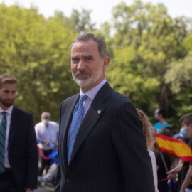 El rey Felipe VI a su llegada al acto de entrega del XV Premio Europeo Carlos V al Foro Europeo de la Discapacidad, en el Real Monasterio de Yuste, a 11 de mayo de 2022, en Cáceres.