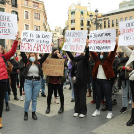 Varias mujeres sostienen diferentes pancartas en una manifestación contra la sumisión química, a 20 de noviembre de 2021, en Madrid