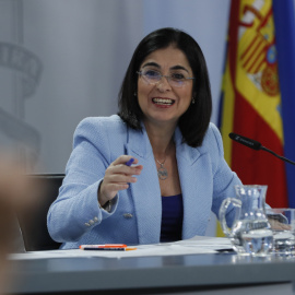 La ministra de Sanidad, Carolina Darias, ofrece una rueda de prensa al término de la reunión del Consejo Interterritorial del Sistema Nacional de Salud mientras en la pantalla se muestra una imagen de la viruela del mono, este miércoles en Madrid.