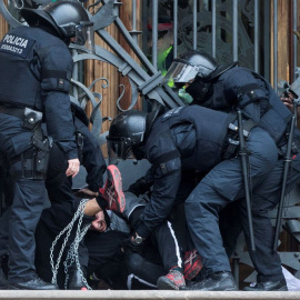 23 de febrero de 2018.- Los mossos cargan contra un centenar de personas encadenadas al TSJCat. EFE/Quique García