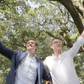 Pablo Casado y Alberto Núñez Feijoo, en Cotobade.  / EFE