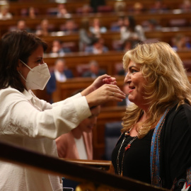 La vicesecretaria general del PSOE, Adriana Lastra (i), conversa con la diputada socialista Beatriz Carrillo (d) tras su intervención de este jueves en el pleno del Congreso, donde el presidente del Gobierno, Pedro Sánchez, ha dado cuenta del espionaje 