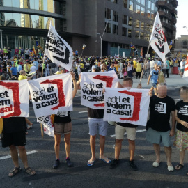 Manifestants de la concentració pels presos polítics del passat 14 de juliol amb mostres de solidaritat per l'Adrià Carrasco. @EtVolemACasa