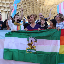 Activistas LGTBIQ en Sevilla esta mañana.