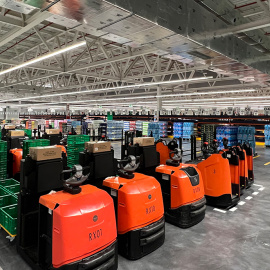 Interior de las instalaciones para comercio 'online' (conocida como 'colmena') de Mercadona en Alicante.