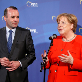 El líder del Partido Popular Europeo en la Eurocámara, Manfred Weber, junto a la canciller alemana Angela Merkel, en un encuentro el pasado junio en Munich. REUTERS/Michaela Rehle