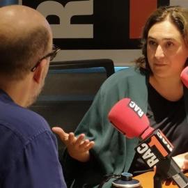 Ada Colau durante un momento de la entrevista en Rac 1. (EP)