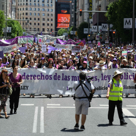 Cabecera de la manifestación para reclamar la abolición de la prostitución, a 28 de mayo de 2022, en Madrid (España). Más de cien organizaciones feministas se manifiestan para reclamar la abolición de la prostitución bajo el lema 'Por los derechos 