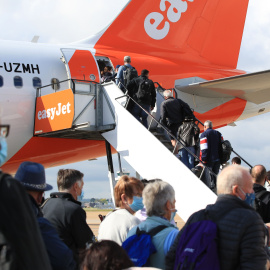 Los pasajeros se preparan para abordar un vuelo de EasyJet a Faro en Portugal desde Gatwick