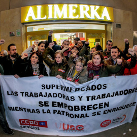 21/12/2019.- Concentración en Gijón frente al Alimerka de la calle Marqués de San Esteban durante la huelga general que arrancó el pasado sábado. / EFE - ALBERTO MORANTE