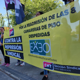 Imagen de uno de los reiterados piquetes informativos que las afectadas, junto con otras personas que se solidarizan con la causa, realizan a las puertas del hotel Exe de Getafe. | CNT Villaverde