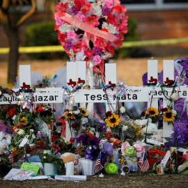 28/05/2022 Flores, velas y fotografías protagonizan el memorial en recuerdo a las víctimas del tiroteo de Texas, cuyos nombres descansan sobre varias cruces blancas en el exterior del Robb Elementary school