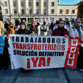 Un grupo de trabajadores transfronterizos protestan con pancartas en la Plaza de los Reyes, a 15 de mayo de 2022, en Ceuta