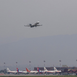 Un vuelo nacional de Yeti Airlines despega del aeropuerto de Katmandú con miembros del equipo de rescate para buscar el avión desaparecido de Tara Air, en el aeropuerto de Katmandú en Katmandú, Nepal, el 29 de mayo de 2022.