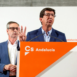 El secretario general de Ciudadanos, José Manuel Villegas (i), y el presidente y portavoz del partido en el Parlamento andaluz, Juan Marín (d), comparecen ante los medios de comunicación tras la reunión del Comité Ejecutivo Nacional de Cs. EFE/ Danie