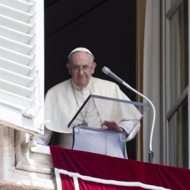 Una imagen proporcionada por los medios del Vaticano muestra al Papa Francisco dirigiendo la oración del Regina Coeli desde la ventana de su oficina en la Ciudad del Vaticano, el 29 de mayo de 2022.