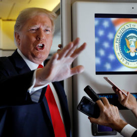 El presidente de EEUU, Donald Trump, responde a la prensa a bordo del avión Air Force One. /REUTERS