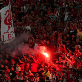 29/05/2022. Aficionados del Liverpool animan a su equipo durante la final de la Champions League, a 28 de mayo de 2022.