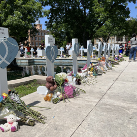 Personas visitan hoy las cruces instaladas en memoria de las 21 víctimas asesinadas el martes en la masacre de la escuela primaria Robb, en la plaza central de Uvalde, Texas (EE.UU).