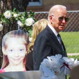 El presidente de los Estados Unidos, Joe Biden (der.), y la primera dama, Jill Biden, visitan el monumento a las víctimas en las afueras de la Escuela Primaria Robb en Uvalde, Texas, EE. UU., el 29 de mayo de 2022.