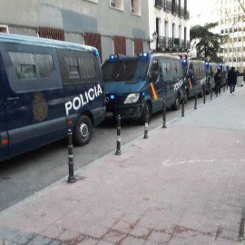 Varios furgones policiales se concentran ante la sede de Hogar Social. (H.S.)