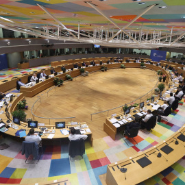 Vista de la sala de la reunión del Consejo Europeo, en Bruselas, durante la intervención por videoconferencia del presidente de Ucrania Volodymyr Zelenskiy, en Bruselas. REUTERS/Kenzo Tribouillard/Pool