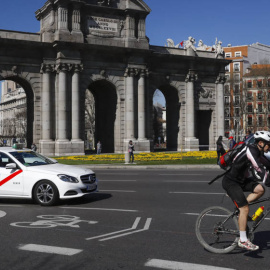 Un ciclista circula por las inmediaciones de la Puerta de Alcalá, en Madrid. EFE/ Archivo