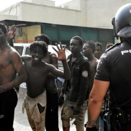 Varios migrantes en el Centro de Estancia Temporal de Inmigrantes (CETI) de Ceuta, tras conseguir traspasar la valla fronteriza el pasado agosto.- EFE