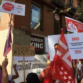 Manifestación de trabajadores delante de un establecimiento de la cadena de comida rápida Burger King. TWITTER IU