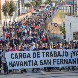 Al grito de "si esto no se arregla, guerra, guerra, guerra" y "Robles, si no lo arreglas, guerra" y tras una pancarta reclamando carga de trabajo, los trabajadores de la planta de Navantia de San Fernando (Cádiz) han marchado desde las puertas de la fact