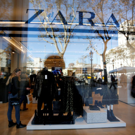 El reflejo de una mujer en el escapàrate de una tienda de Zara, la principal enseña de Inditex, en el centro de Barcelona. REUTERS/Albert Gea