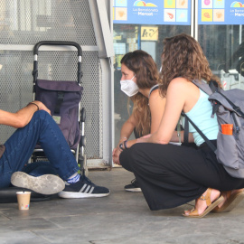 14/08/2021 - Dues treballadores de la Fundació Arrels atenen una persona sense llar a la Barceloneta, en una imatge del 2021.