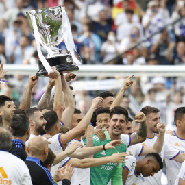 30/04/2022 Los jugadores del Real Madrid celebran el título de Liga, al término del partido de Liga en Primera División ante el RCD Espanyol que han disputado este sábado en el estadio Santiago Bernabéu, en Madrid