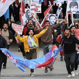 Los manifestantes gritan consignas y sostienen pancartas durante la manifestación anual del Primero de Mayo (Día del Trabajo) que marca el día internacional de los trabajadores en Ankara, el 1 de mayo de 2022.