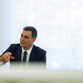 13/09/2018.- El presidente del Gobierno, Pedro Sánchez, durante el encuentro que ha mantenido con el presidente de La Rioja, José Ignacio Ceniceros, esta tarde en el Palacio de la Moncloa. EFE/ Emilio Naranjo